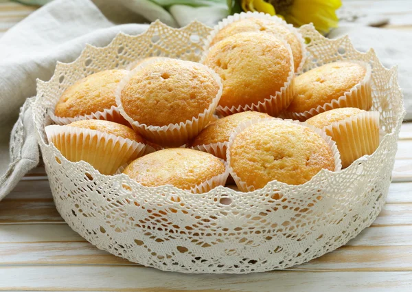 Muffins de baunilha caseiros em uma cesta de guardanapos de renda — Fotografia de Stock