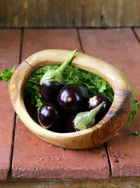 Légumes frais mûrs aubergine violette sur une table en bois — Photo