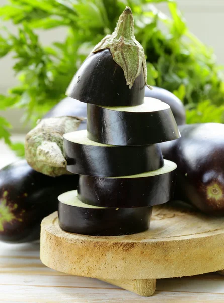 Légumes frais mûrs aubergine violette sur une table en bois — Photo