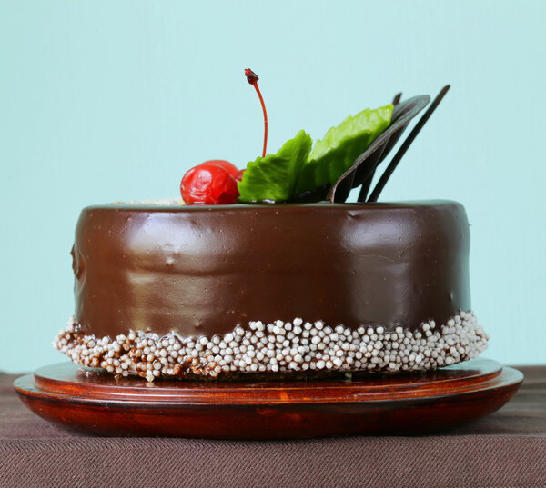 Праздничный красивый шоколадный торт с глазурью и вишней
