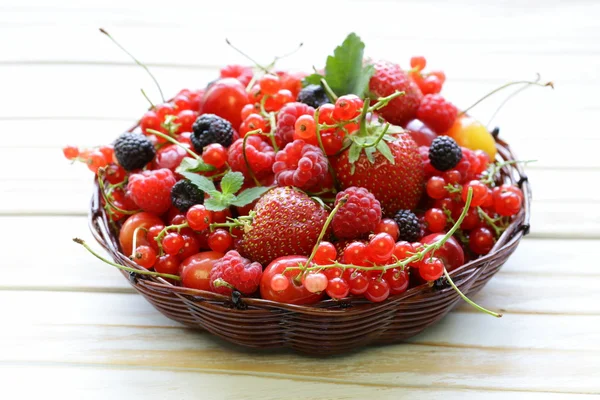 Beerensortiment - Himbeeren, Brombeeren, Erdbeeren, Johannisbeeren, Kirschen — Stockfoto