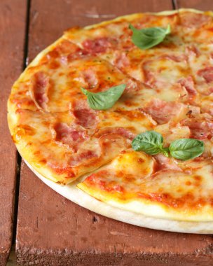 prosciutto jambonu ve fesleğen geleneksel İtalyan pizza