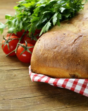 geleneksel İtalyan ciabatta ekmeği domates ve otlar