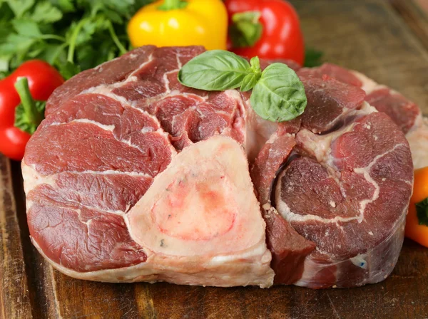 Carne fresca cruda ossobuco en una tabla de madera —  Fotos de Stock