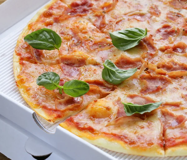 Pizza italiana tradicional com presunto e manjericão — Fotografia de Stock