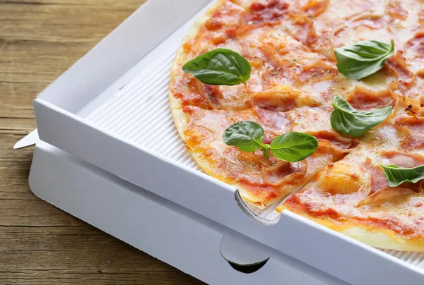 Παραδοσιακή ιταλική πίτσα με προσούτο ζαμπόν και βασιλικό — Φωτογραφία Αρχείου