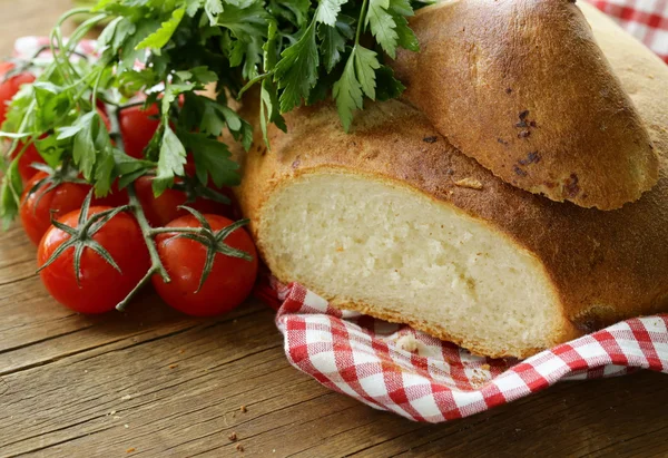 Pane ciabatta tradizionale italiano con pomodori ed erbe aromatiche — Foto Stock