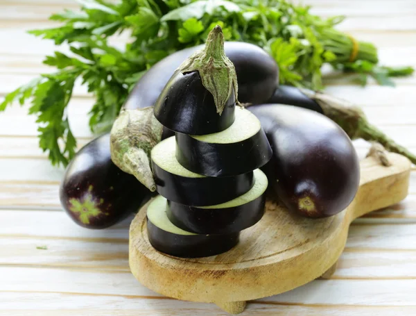 Légumes frais mûrs aubergine violette sur une table en bois — Photo