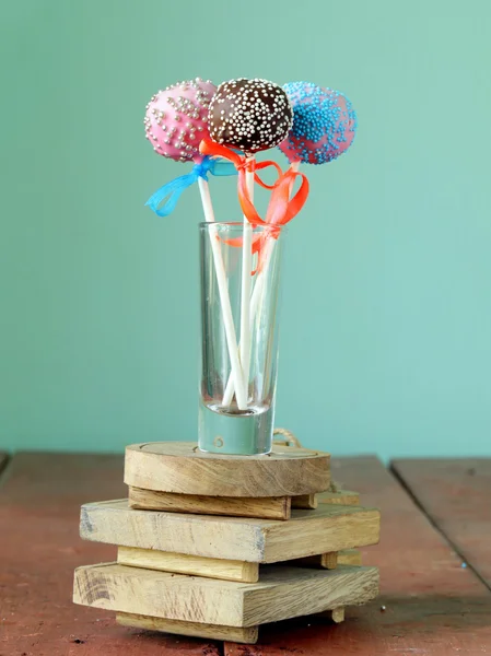 Mängd färgglada cake pops - choklad, vanilj och kola smaker — Stockfoto