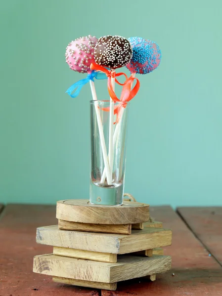 Variedade de bolos coloridos - chocolate, baunilha e sabores de caramelo — Fotografia de Stock