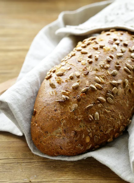 Pão de centeio com sementes de girassol — Fotografia de Stock