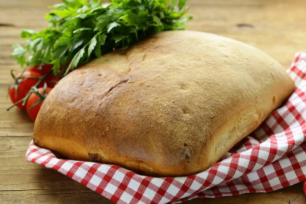 Traditionelles italienisches Ciabatta-Brot mit Tomaten und Kräutern — Stockfoto