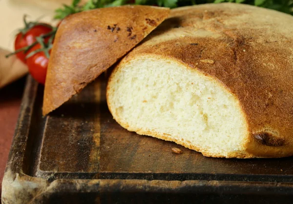 Tradiční italská ciabatta chléb s rajčaty a bylinkami — Stock fotografie