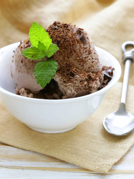 Heerlijke verse zelfgemaakte chocolade roomijs - zomer dessert — Stockfoto