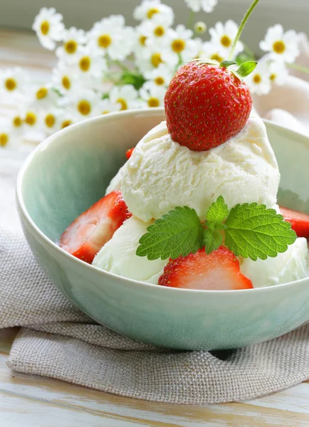 Homemade vanilla ice cream with fresh strawberries — Stock Photo, Image