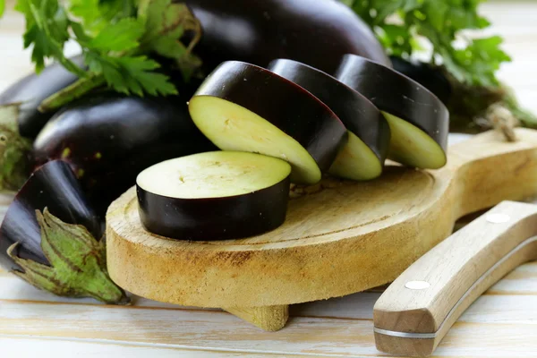 Frisches reifes Gemüse lila Auberginen auf einem Holztisch — Stockfoto