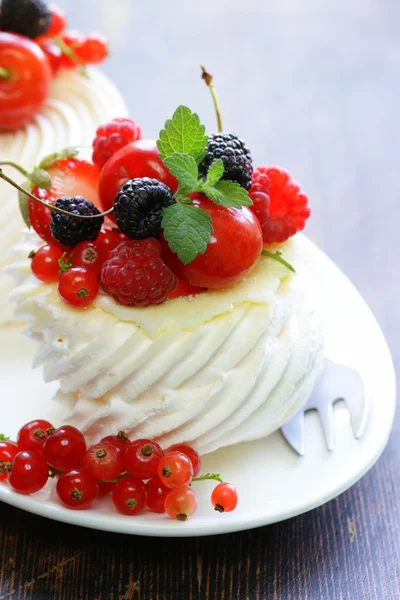 Традиційний літній десерт павлова зі свіжими ягодами — стокове фото