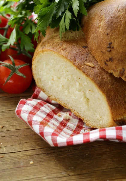 Tradiční italská ciabatta chléb s rajčaty a bylinkami — Stock fotografie