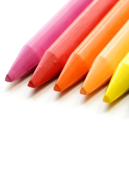 Crayons multicolores sur fond blanc — Photo