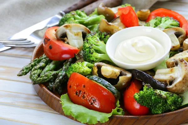 Amuse van gegrilde groenten (paprika, asperges, courgette, broccoli) — Stockfoto