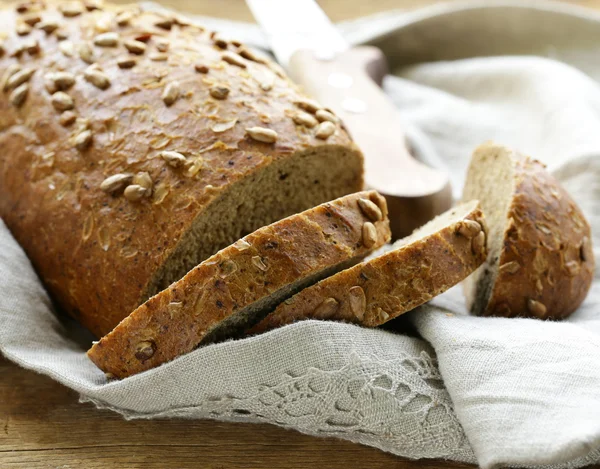 Ржаной хлеб с семечками подсолнечника — стоковое фото