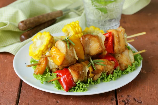 Chicken kebabs with vegetables on wooden skewers — Stock Photo, Image