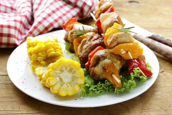 Kycklingkebab med grönsaker på trä spett — Stockfoto