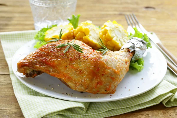 Gamba di pollo al forno con mais per guarnire — Foto Stock