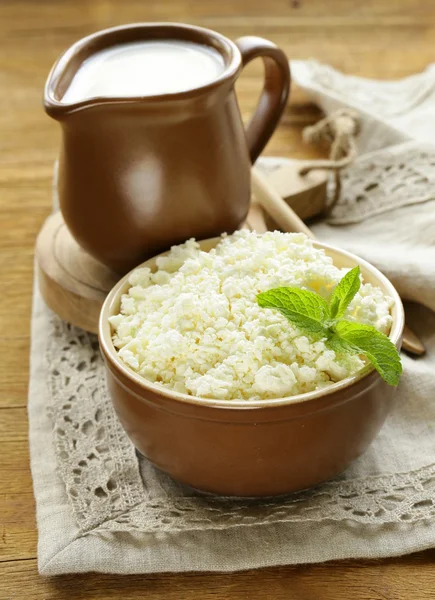 Cuajada de leche fresca en un tazón de cerámica, estilo rústico —  Fotos de Stock