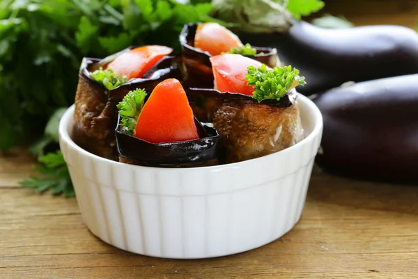 Vegetabiliska stek stekt aubergine rullar med tomater — Stockfoto
