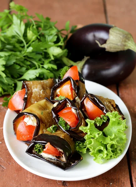 Rouleaux d'aubergines frites à la saute aux légumes avec tomates — Photo