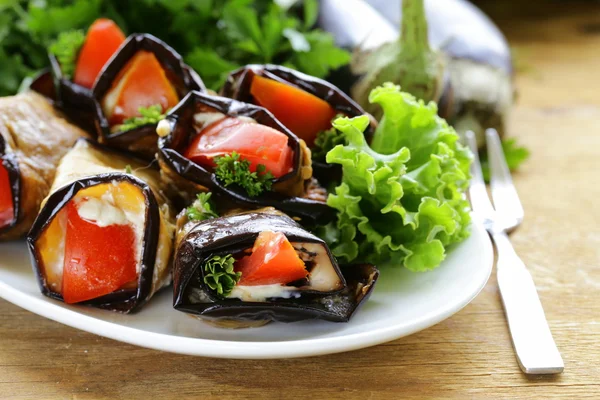 Rollos de berenjena fritos salteados vegetales con tomates —  Fotos de Stock