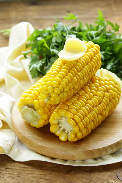 Fresh boiled cob corn on a wooden plate — Stock Photo, Image