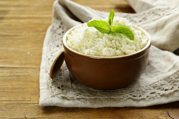 Cuajada de leche fresca en un tazón de cerámica, estilo rústico — Foto de Stock