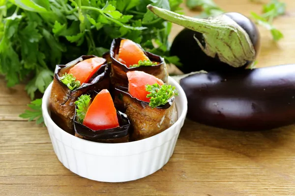 Жареные баклажаны с помидорами — стоковое фото