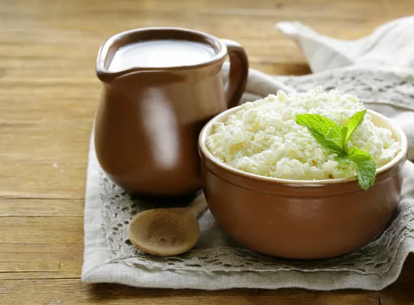 Cuajada de leche fresca en un tazón de cerámica, estilo rústico —  Fotos de Stock