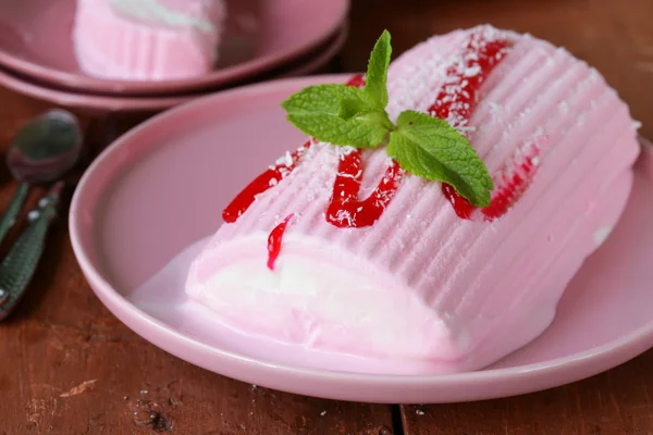 Gelato con torta alla vaniglia alla fragola con menta e salsa di frutti di bosco — Foto Stock