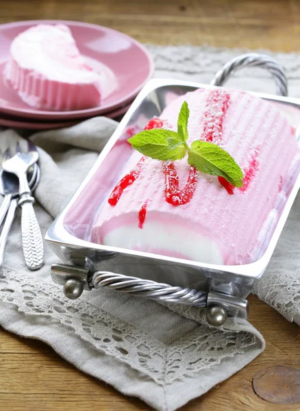 Aardbei vanille cake roll ijs met munt en berry saus — Stockfoto