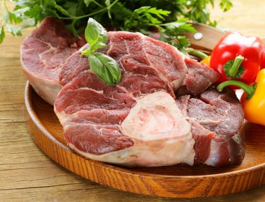 taze çiğ et ossobuco ahşap oyun tahtası