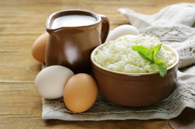 rustik ürünleri süzme peynir, süt ve yumurta ahşap tablo