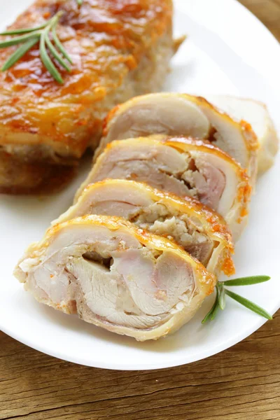 Roulade de pollo al horno con ajo y romero —  Fotos de Stock