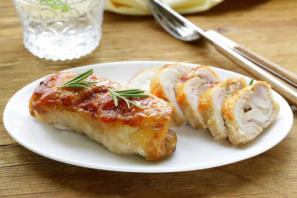Roulade de pollo al horno con ajo y romero —  Fotos de Stock