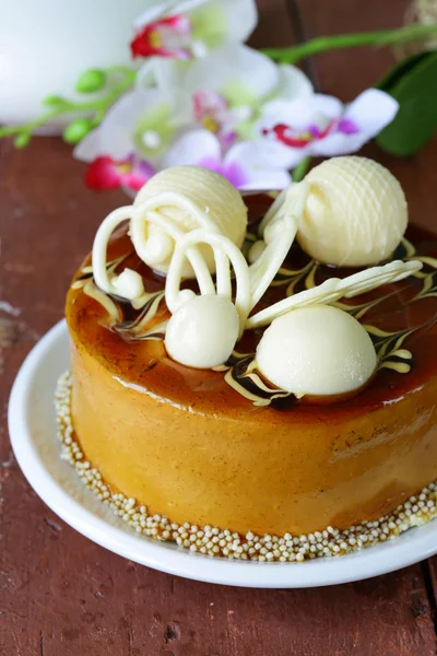 Праздничный карамельный торт, украшенный белым шоколадом — стоковое фото