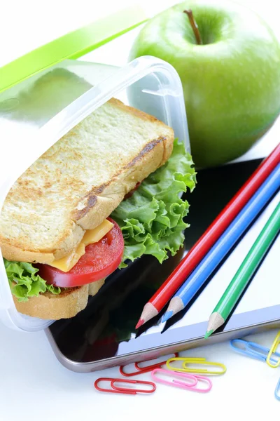 Peynir ve domates sağlıklı okul öğle yemeği için sandviç — Stok fotoğraf