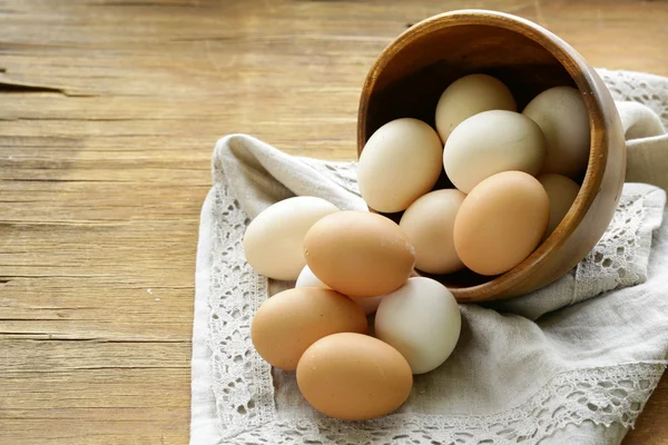 Natural organic eggs in a wooden bowl — Stock Photo, Image