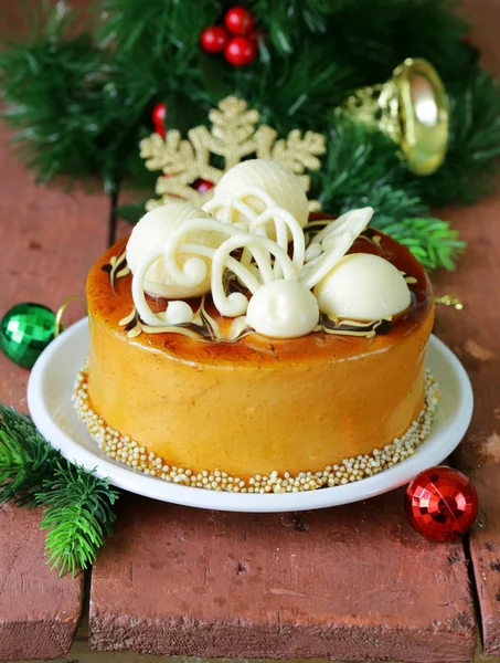 Slavnostní krásné karamelové sušenky dort zdobený bílou čokoládou — Stock fotografie