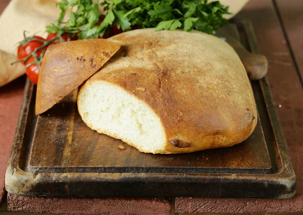 Geleneksel İtalyan ciabatta ekmeği domates ve otlar — Stok fotoğraf