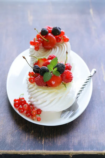 Традиційний літній десерт павлова зі свіжими ягодами — стокове фото