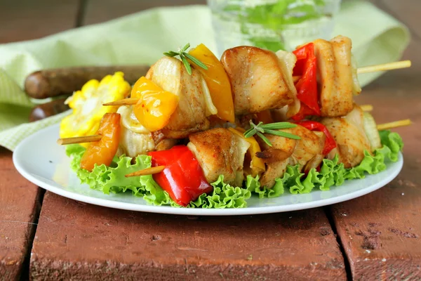 Kebabs de poulet aux légumes sur brochettes en bois — Photo