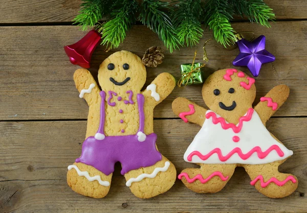 Galletas tradicionales de jengibre de Navidad con decoraciones festivas y árbol de Navidad —  Fotos de Stock